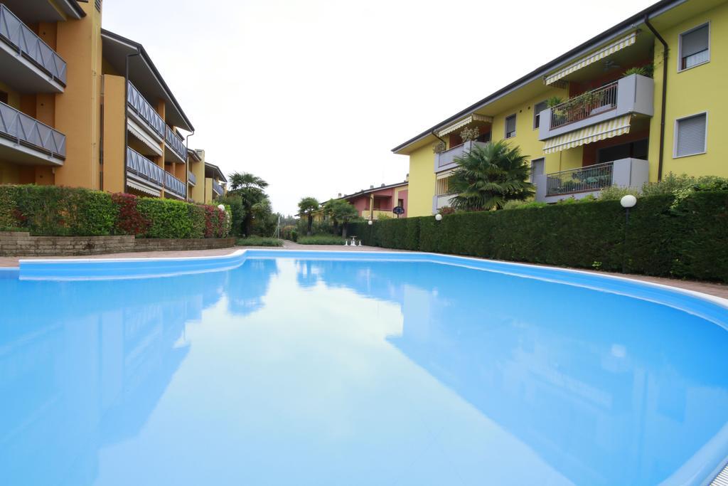 Luminoso Trilocale Con Piscina E Giardino Privato Διαμέρισμα Ντεζεντσάνο ντελ Γκάρντα Εξωτερικό φωτογραφία