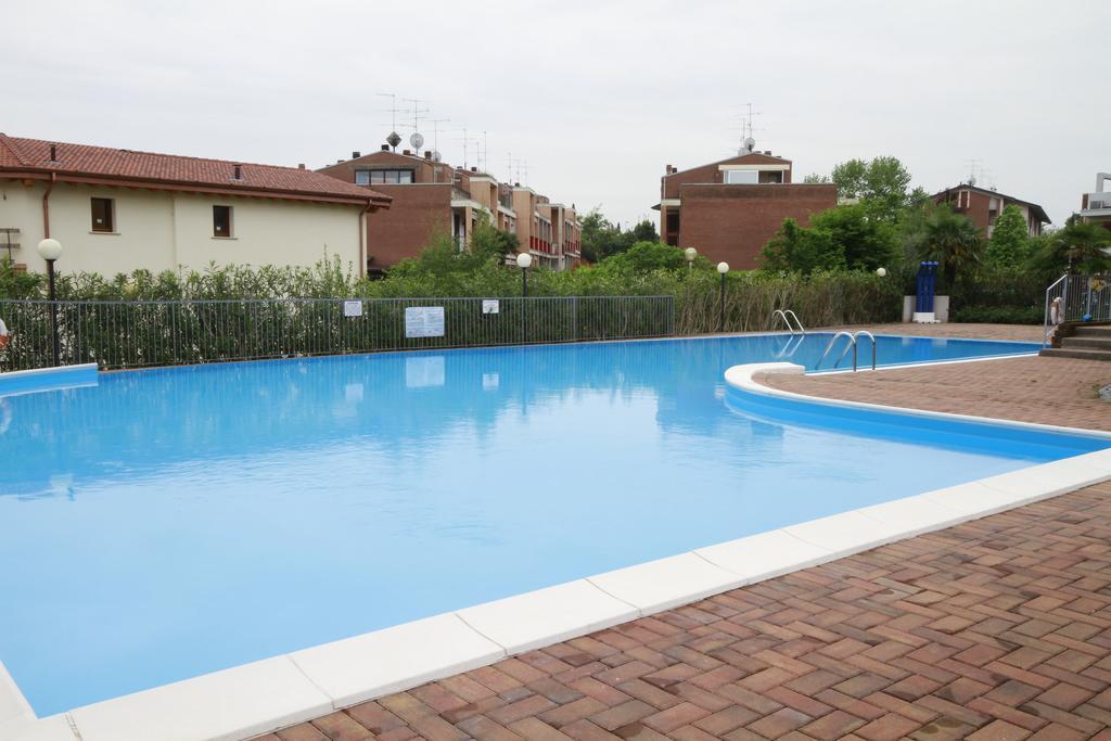 Luminoso Trilocale Con Piscina E Giardino Privato Διαμέρισμα Ντεζεντσάνο ντελ Γκάρντα Εξωτερικό φωτογραφία